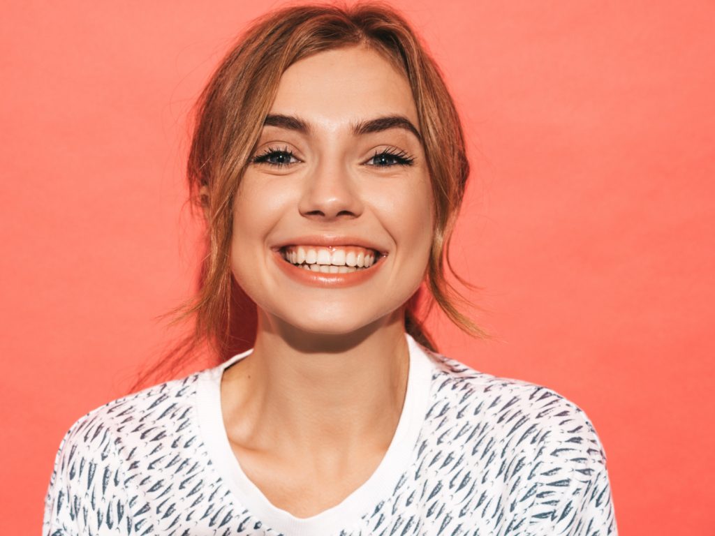 ¡Chica con sonrisa llena de luz!