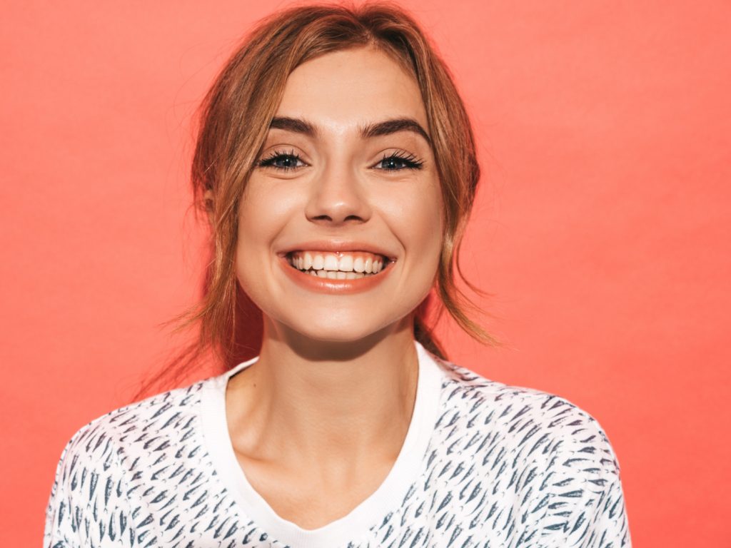 ¡Chica con sonrisa llena de luz!